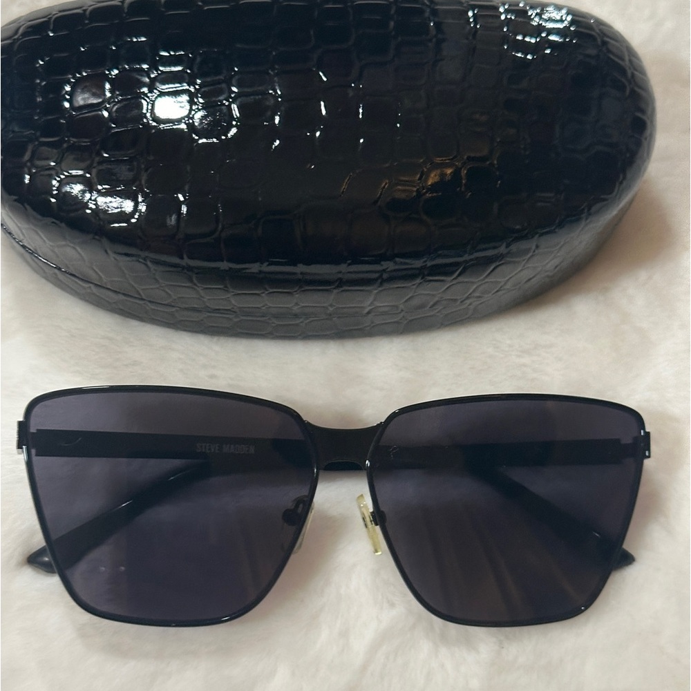 Steven Madden sunglasses model sm475125